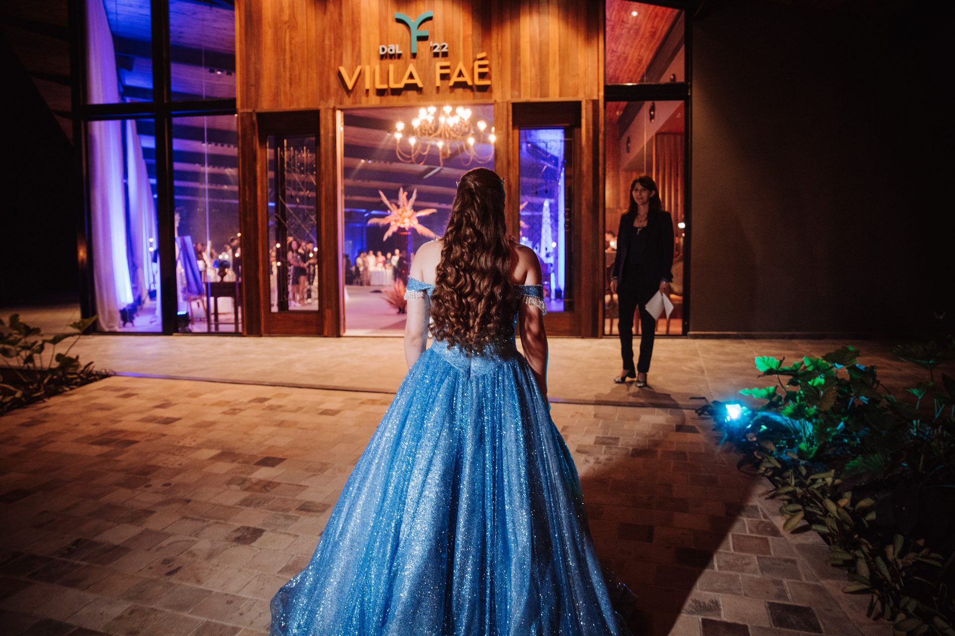 Debutante chegando ao salão da Villa Faé em vestido azul