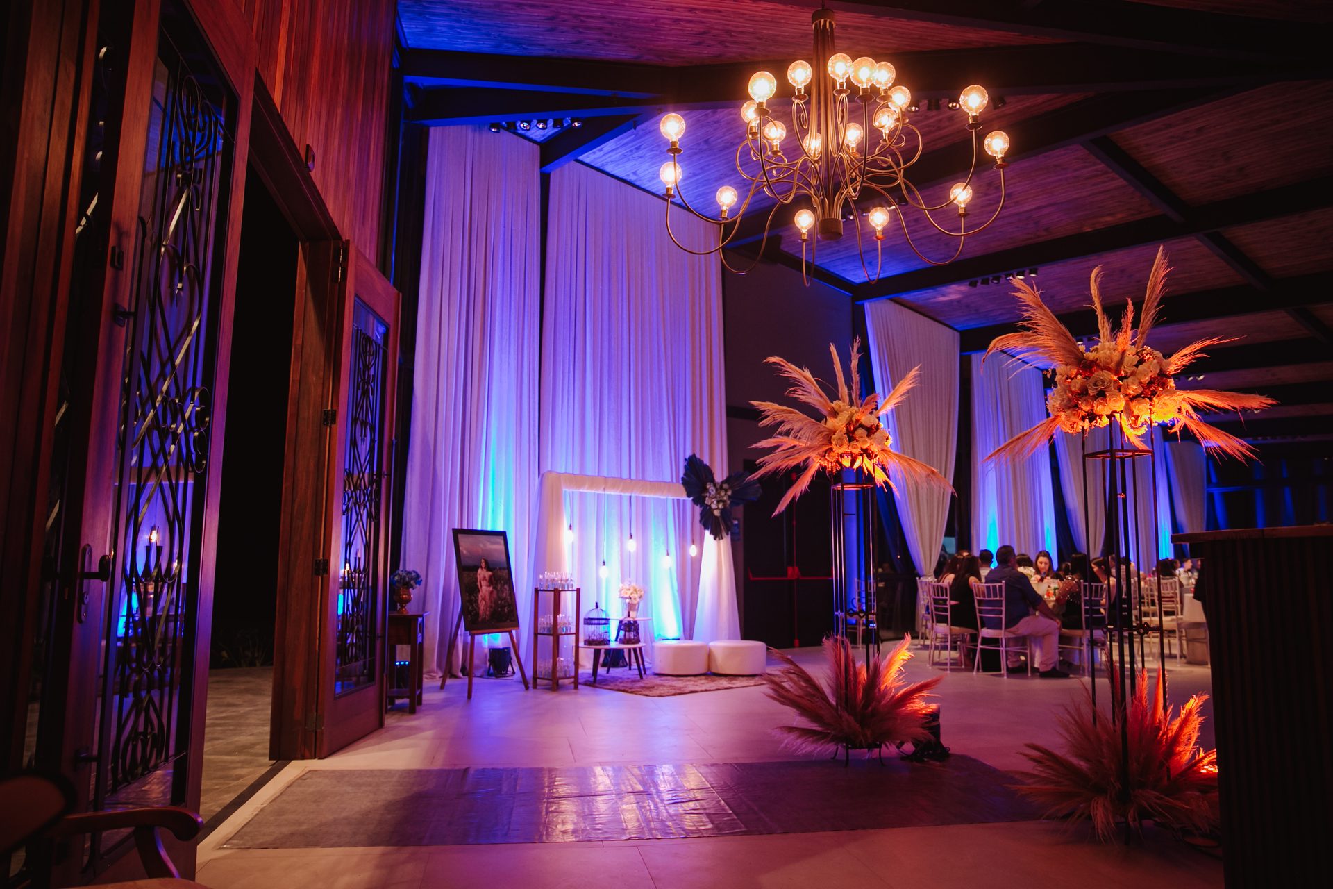 Interior do salão com lustre de cristal e iluminação azul